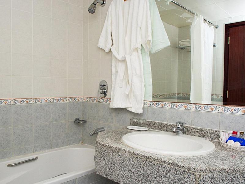 Safeer Plaza Hotel Маскат Екстериор снимка
